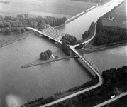 847549 Luchtfoto van de samenvoeging van het Lekkanaal (rechts) en het Amsterdam-Rijnkanaal bij Nieuwegein, uit het ...